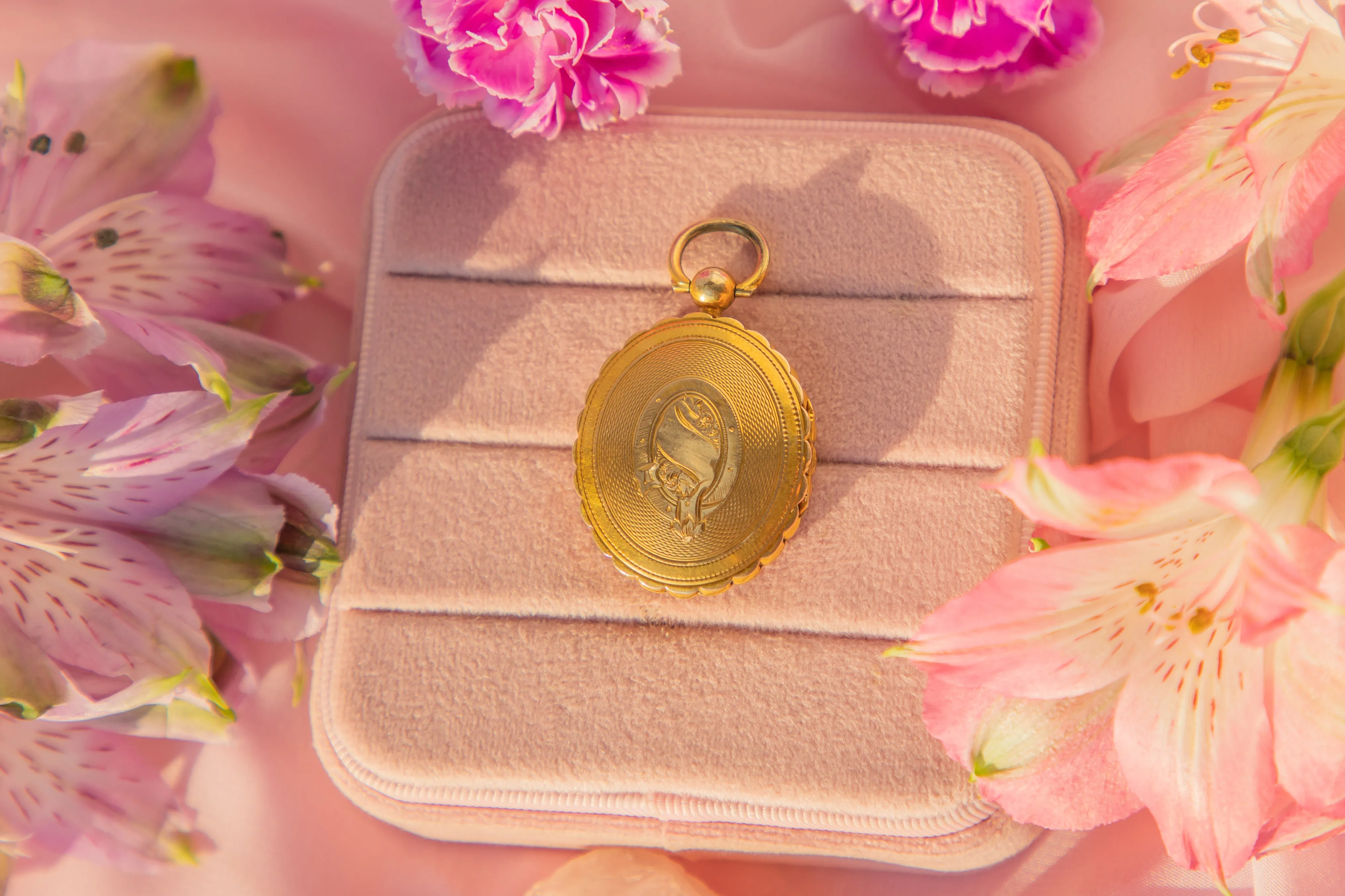 Antique 9ct Gold Engine Turned Scallop Edge Locket