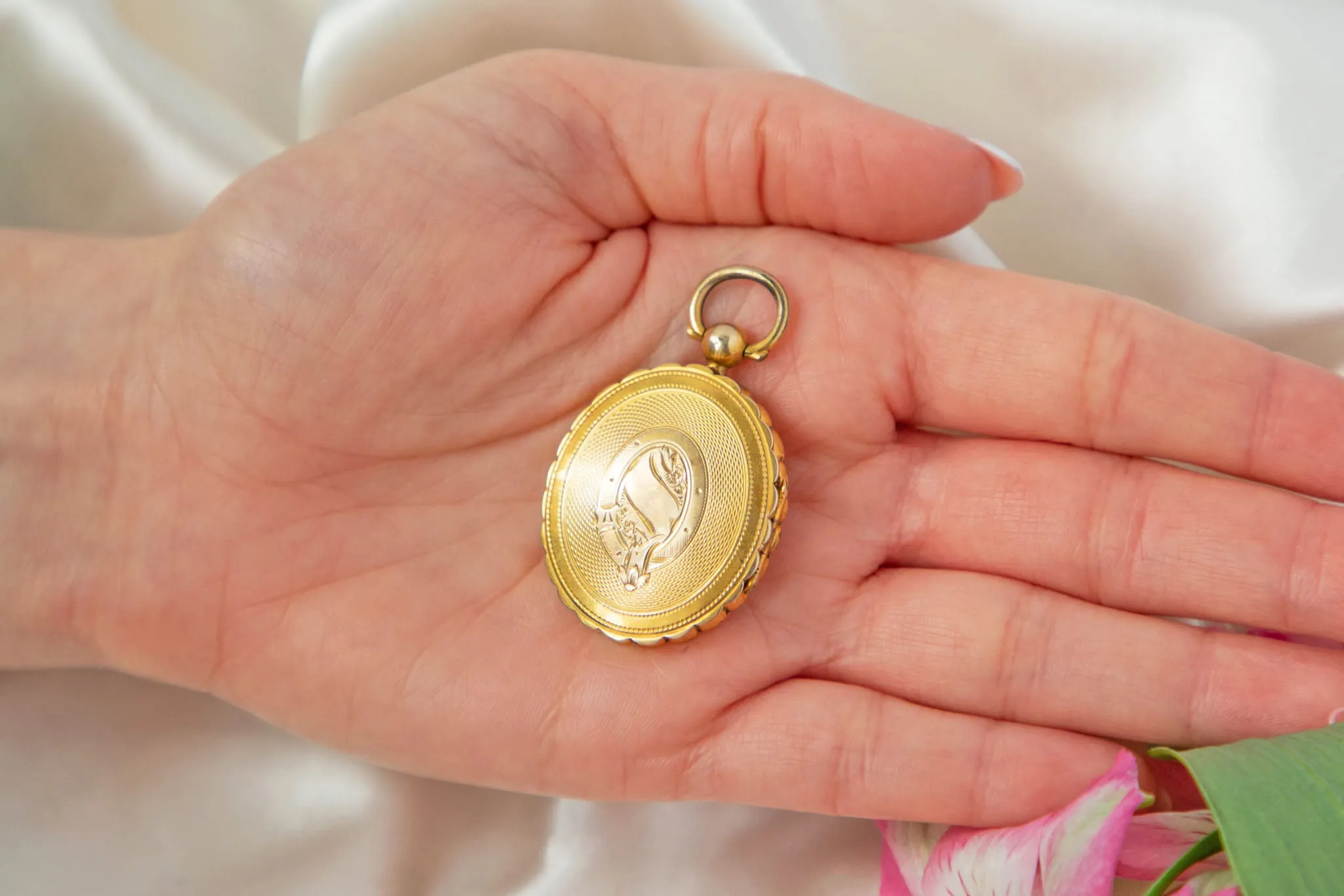 Antique 9ct Gold Engine Turned Scallop Edge Locket