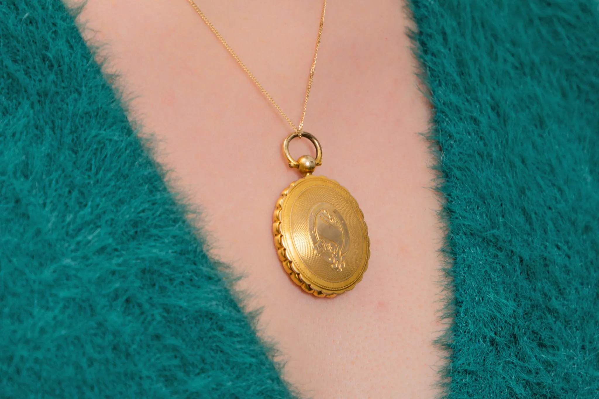 Antique 9ct Gold Engine Turned Scallop Edge Locket