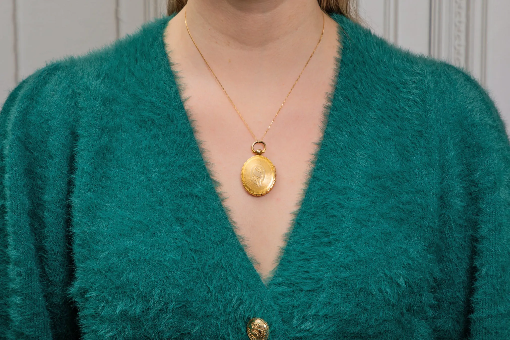 Antique 9ct Gold Engine Turned Scallop Edge Locket
