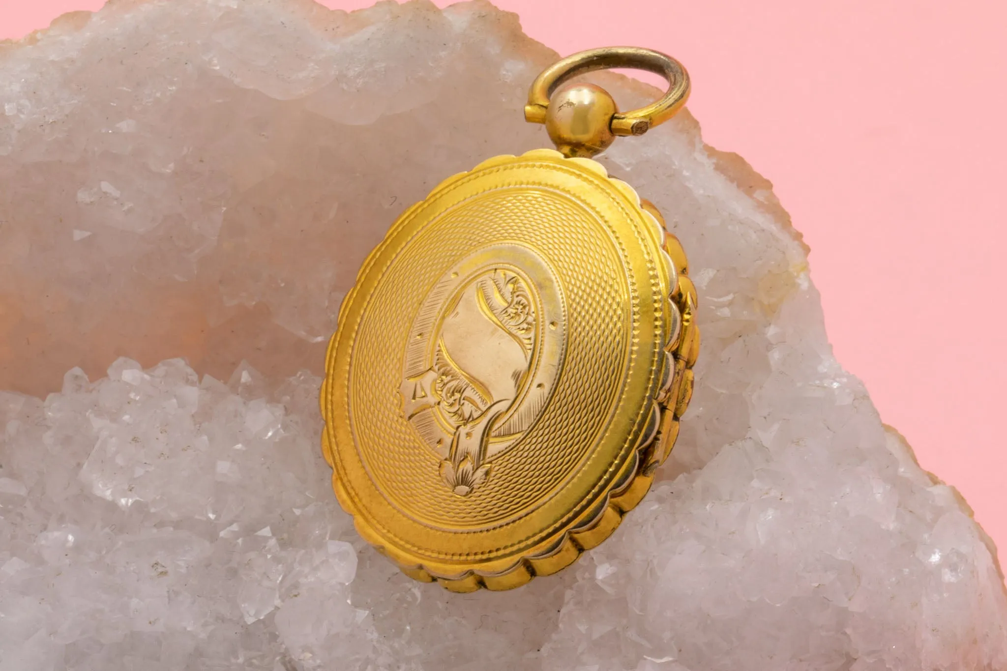 Antique 9ct Gold Engine Turned Scallop Edge Locket