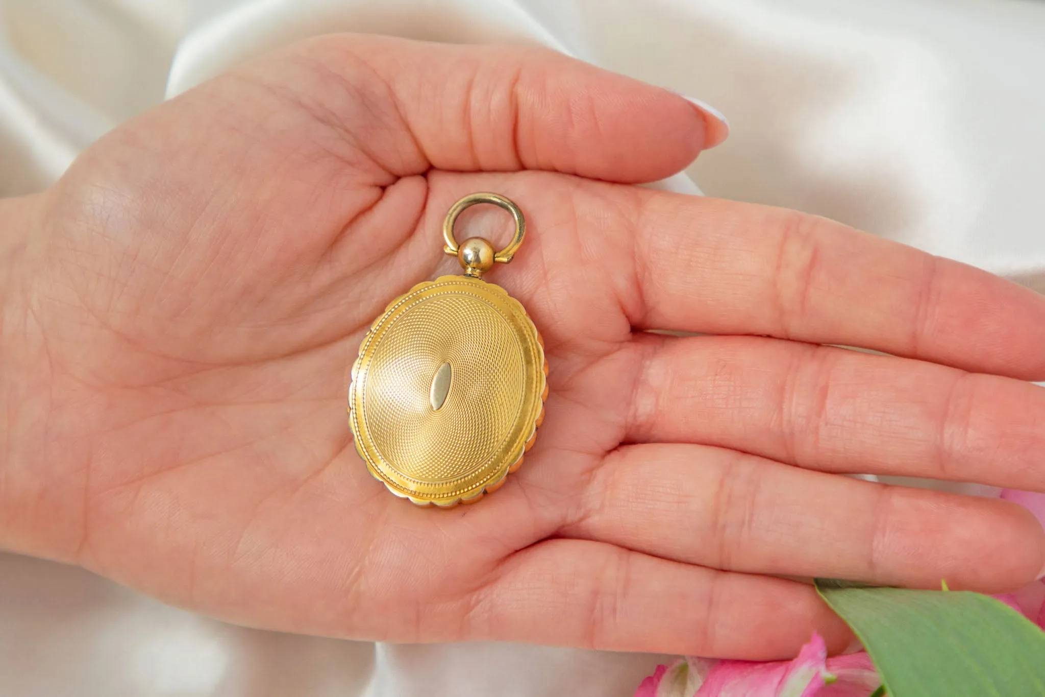 Antique 9ct Gold Engine Turned Scallop Edge Locket