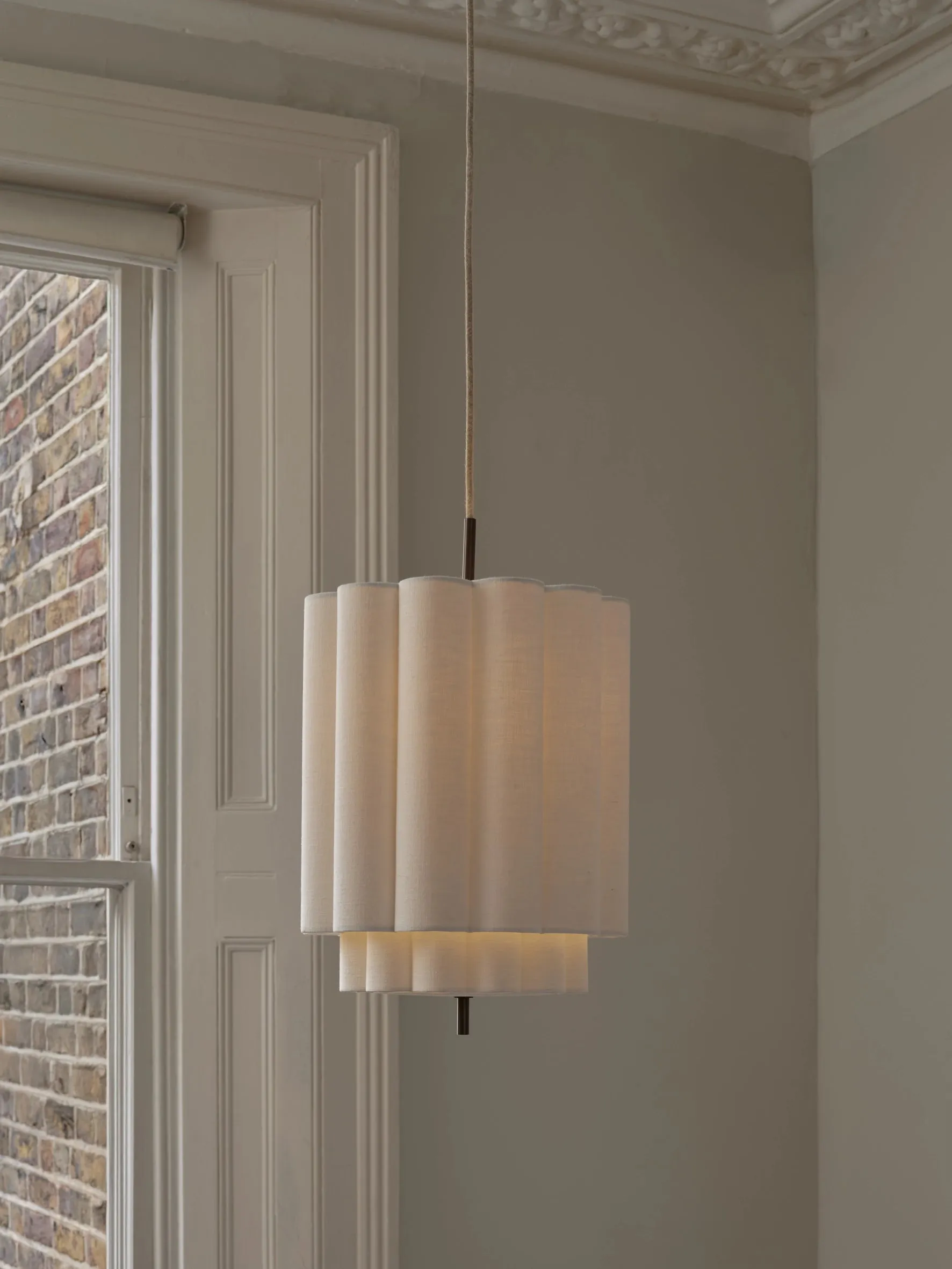 Folia - small scalloped natural linen pendant