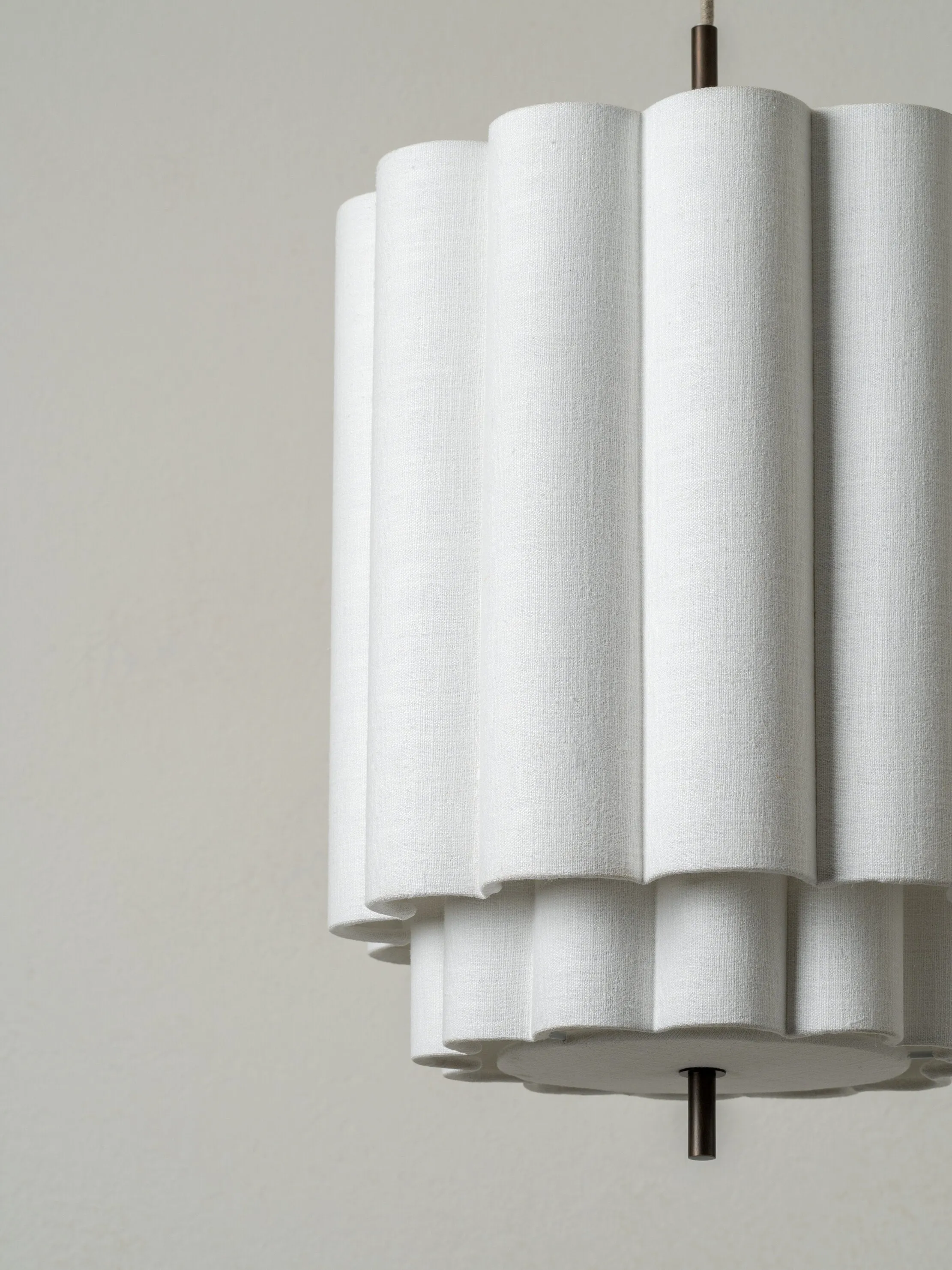 Folia - small scalloped natural linen pendant