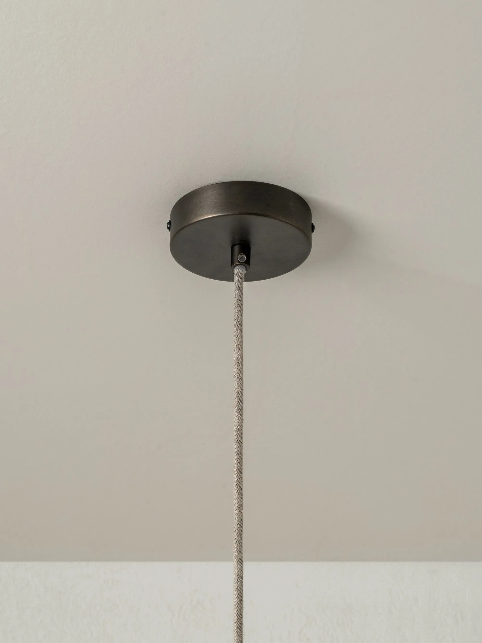 Folia - small scalloped natural linen pendant