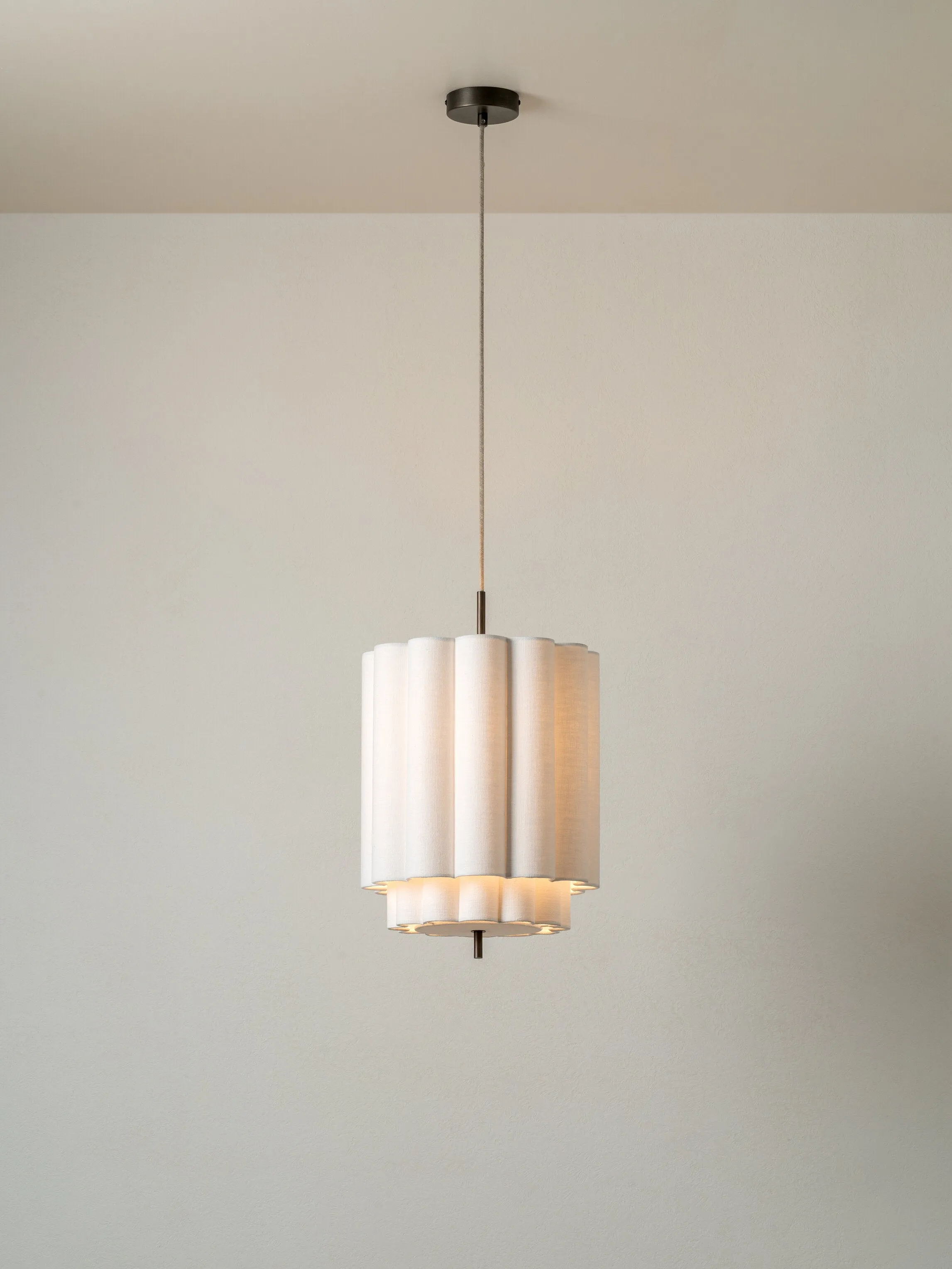 Folia - small scalloped natural linen pendant